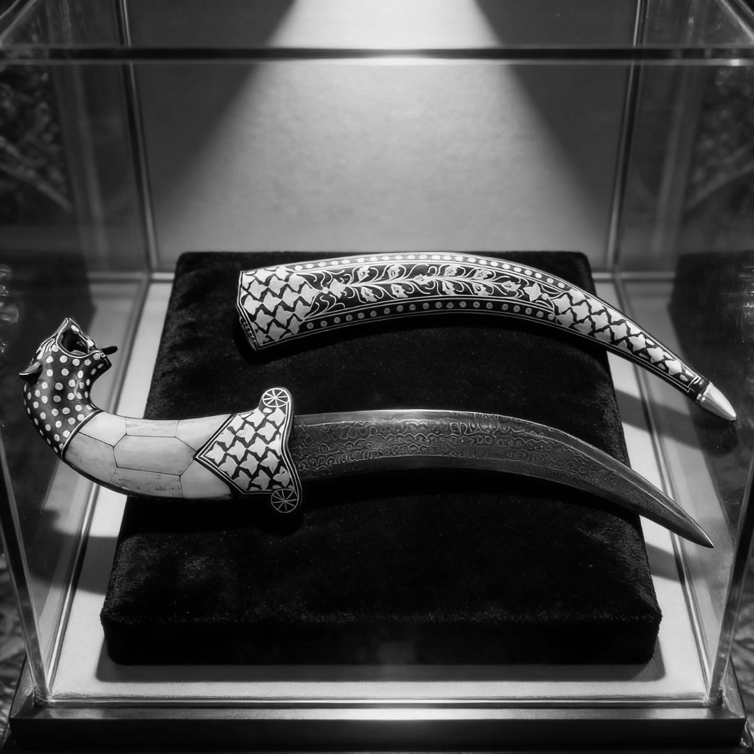 Decorative Koftgari Dagger with Handcrafted Metal Inlay Detailing