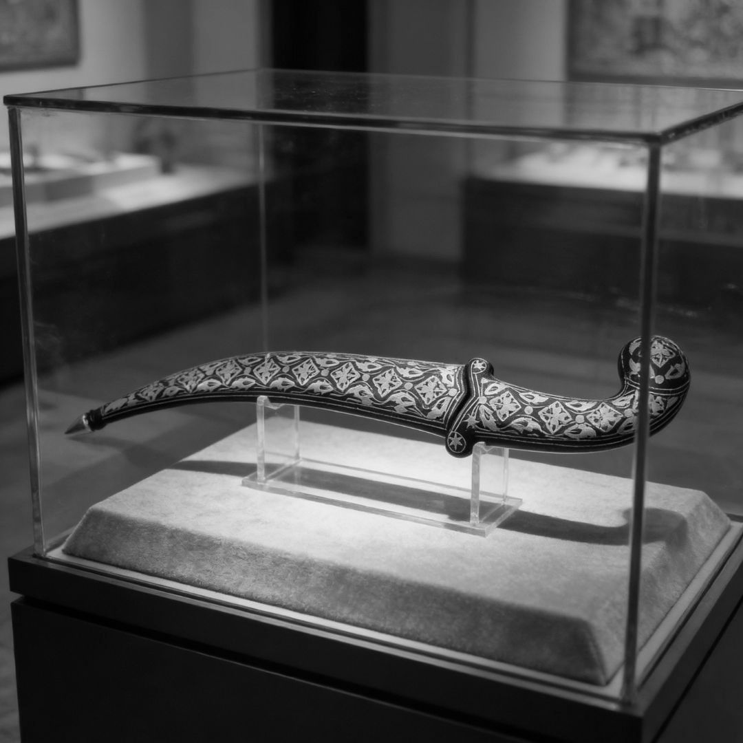 Curved Koftgari Dagger with Handcrafted Metal Inlay Detailing